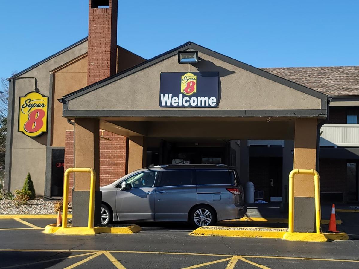Super 8 By Wyndham Kansas Airport North 2*