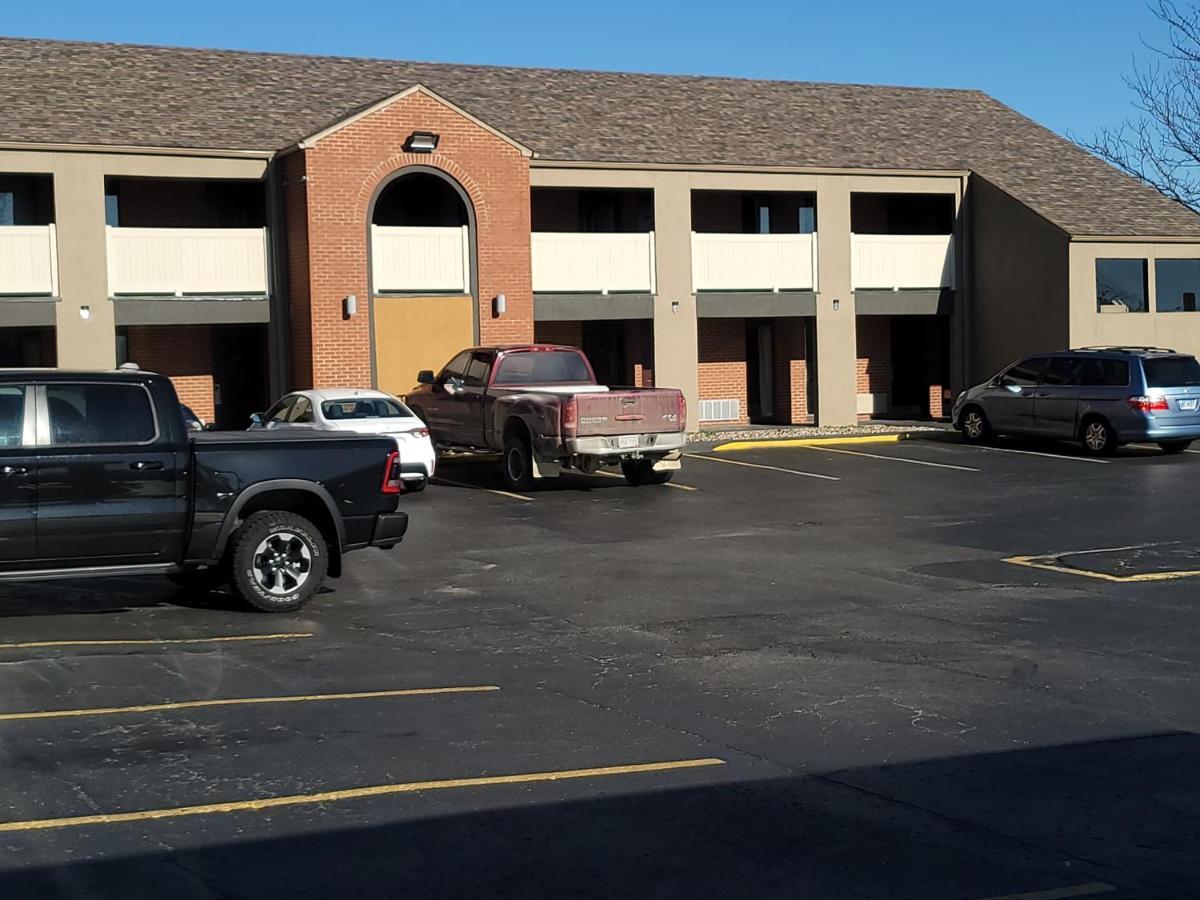 Motel Super 8 By Wyndham Kansas Airport North 2*