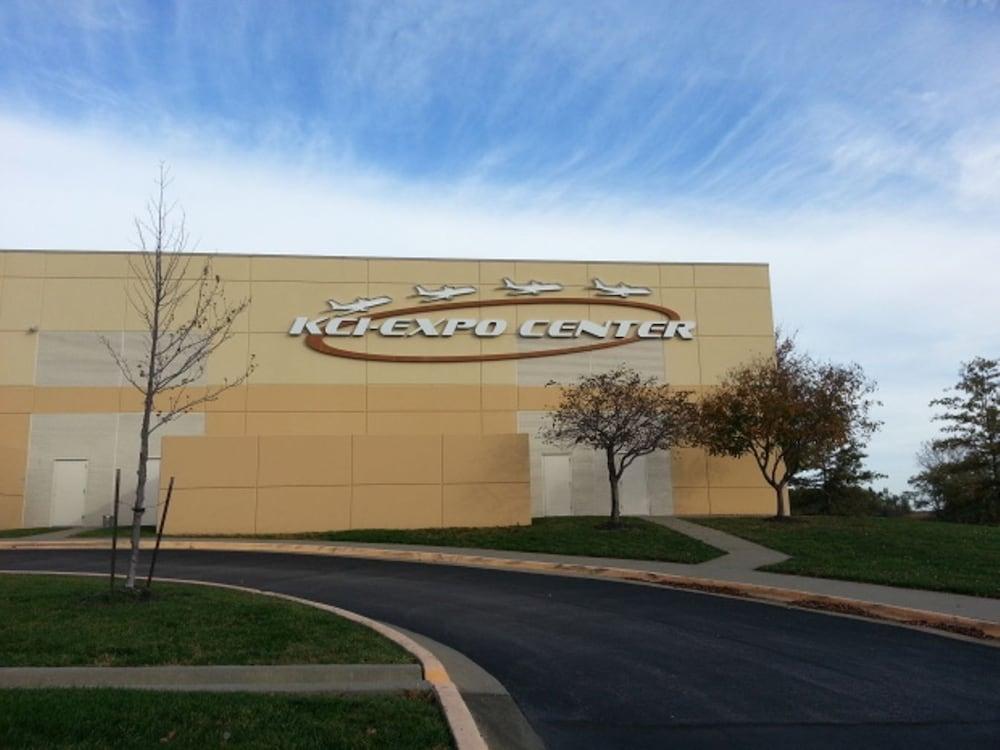 Super 8 By Wyndham Kansas Airport North