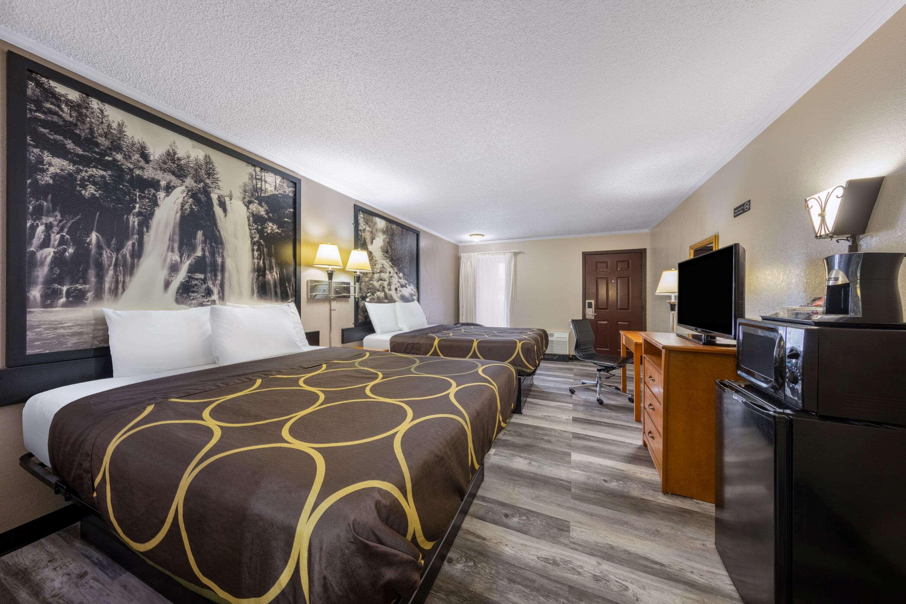Super 8 By Wyndham Kansas Airport North