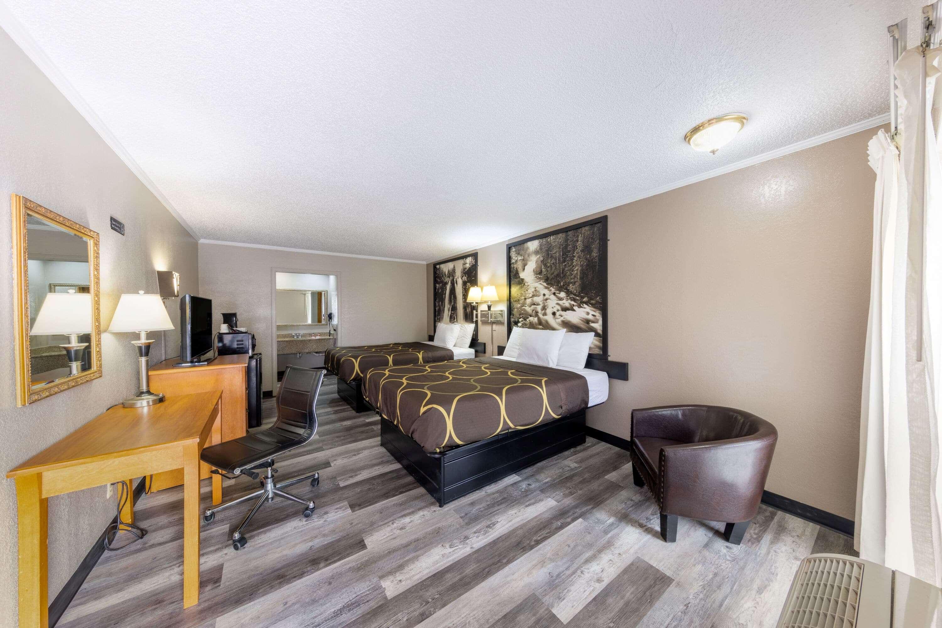 Super 8 By Wyndham Kansas Airport North