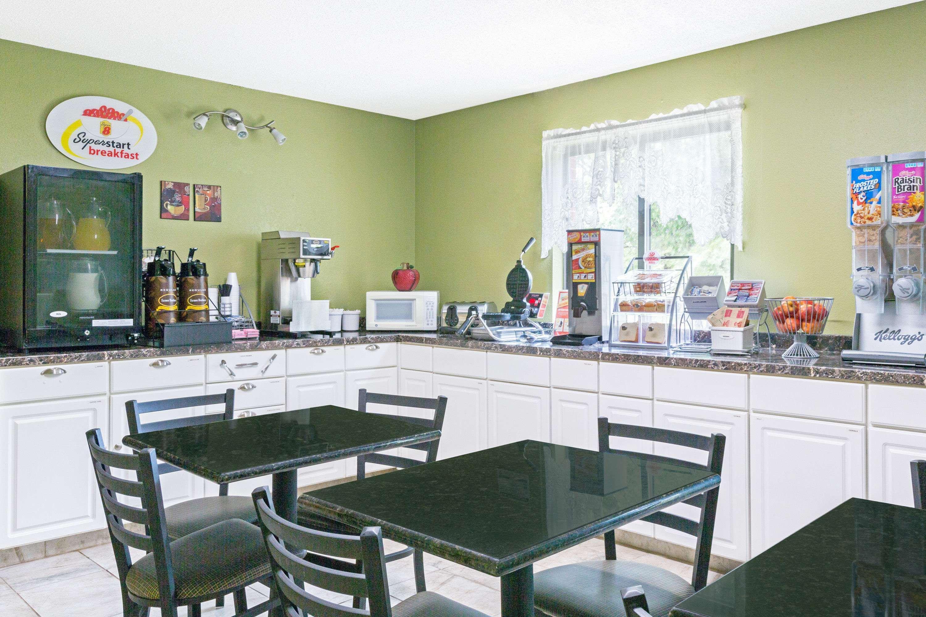 Super 8 By Wyndham Kansas Airport North Motel 2*