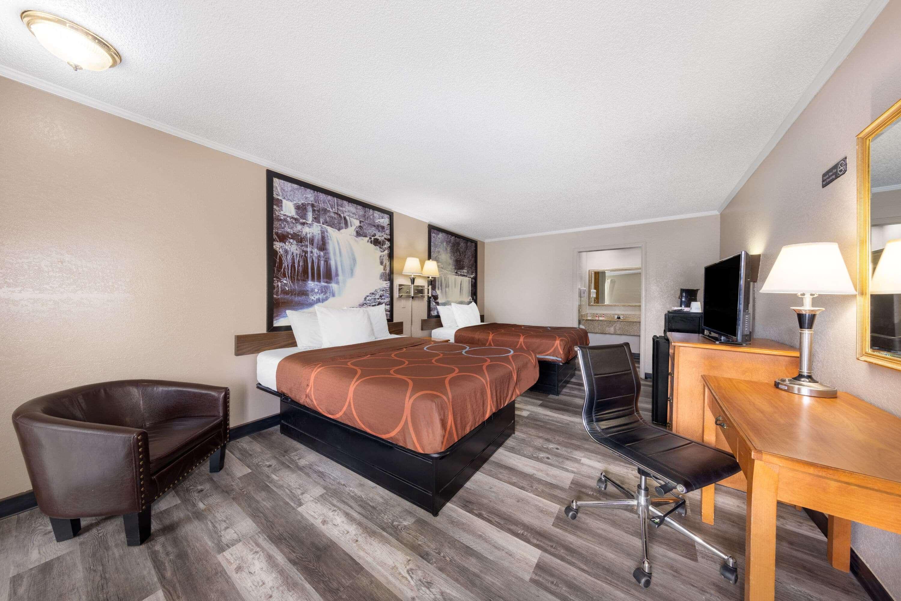 Super 8 By Wyndham Kansas Airport North Motel