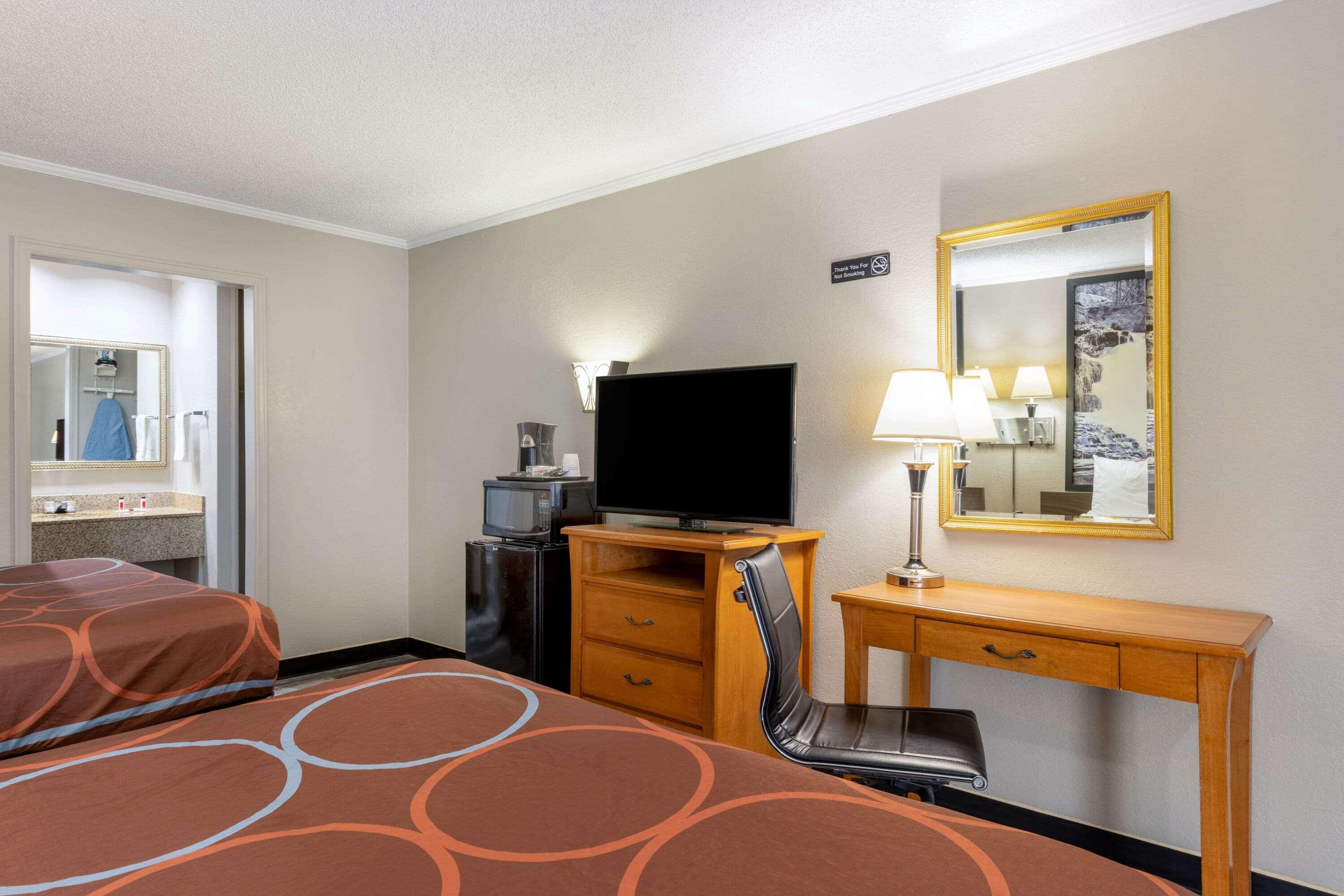 Super 8 By Wyndham Kansas Airport North 2*