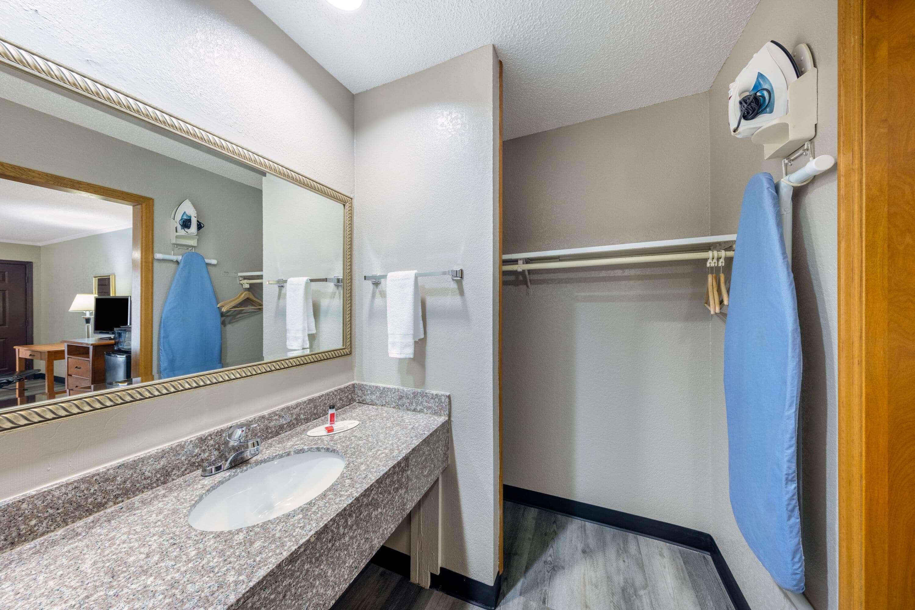 Super 8 By Wyndham Kansas Airport North Motel Kansas City