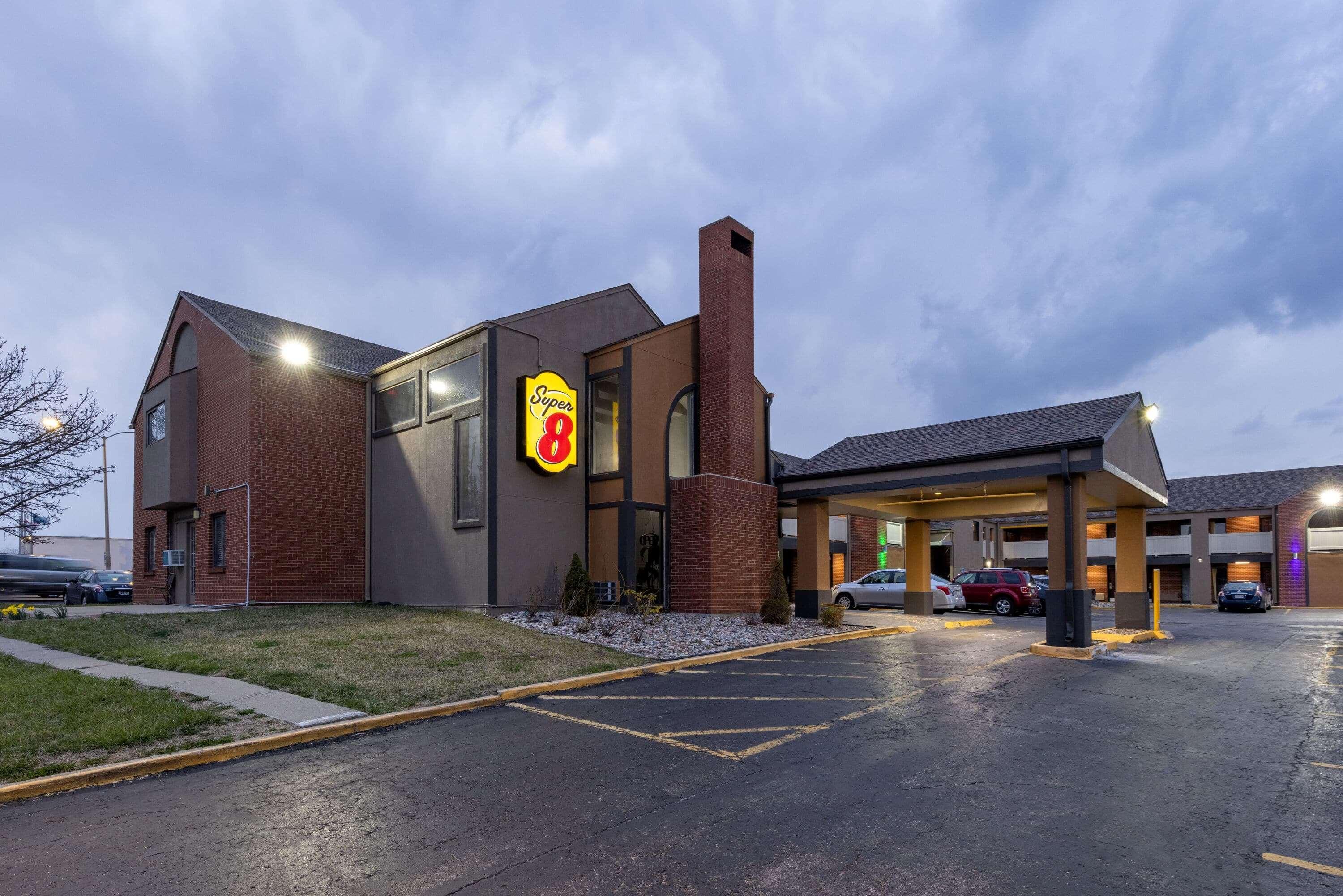 Motel Super 8 By Wyndham Kansas Airport North 2*