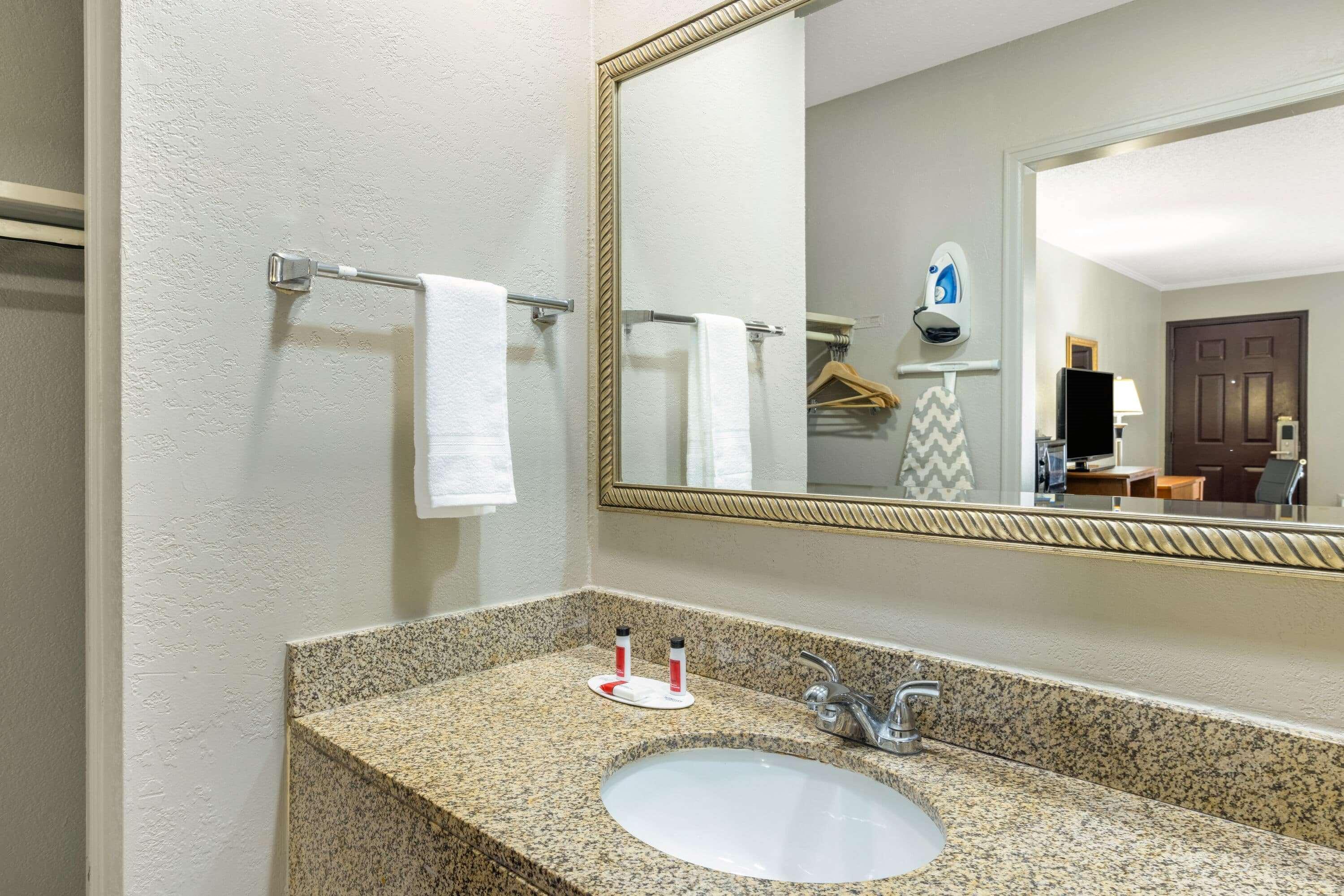 Super 8 By Wyndham Kansas Airport North Kansas City