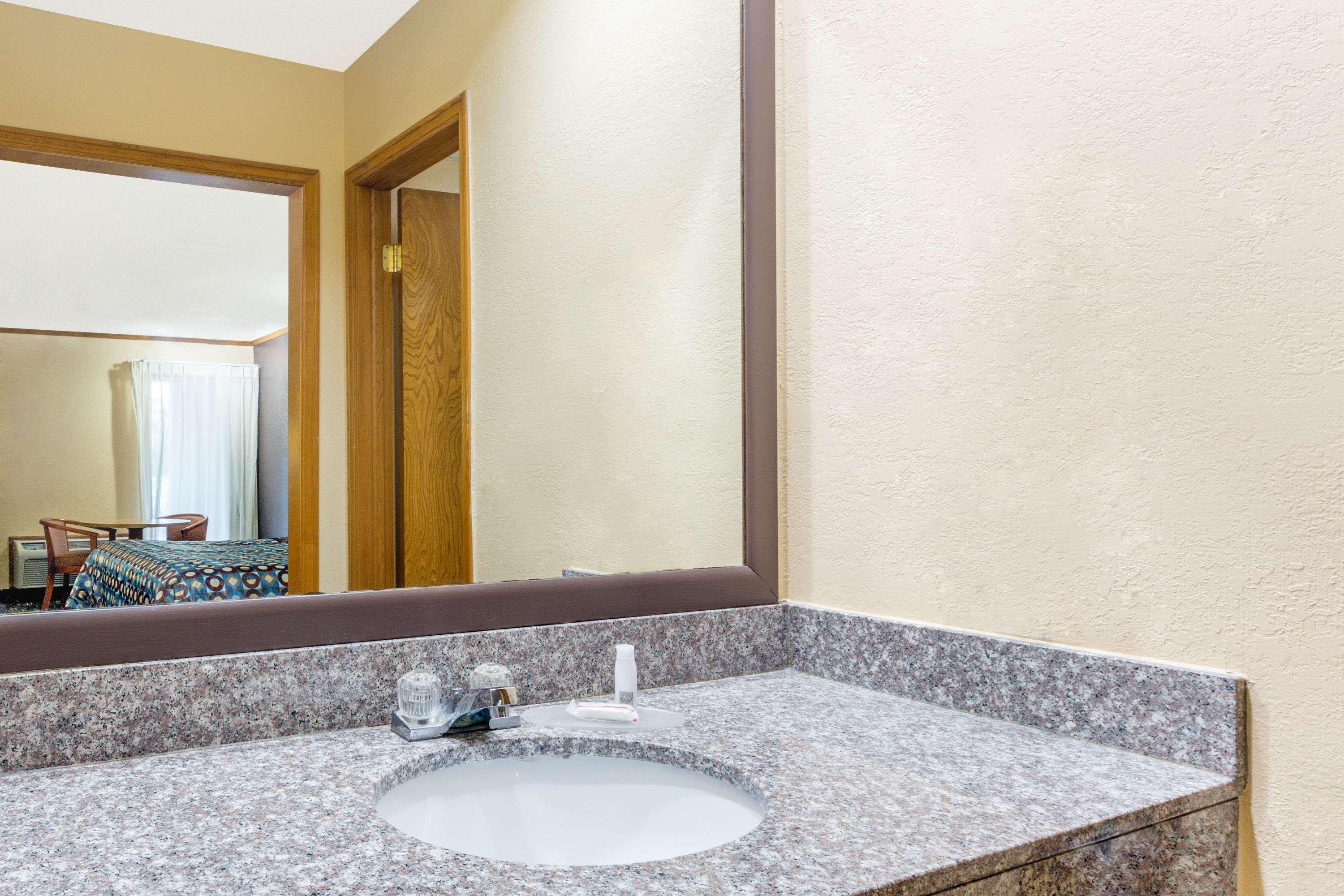Motel Super 8 By Wyndham Kansas Airport North Kansas City
