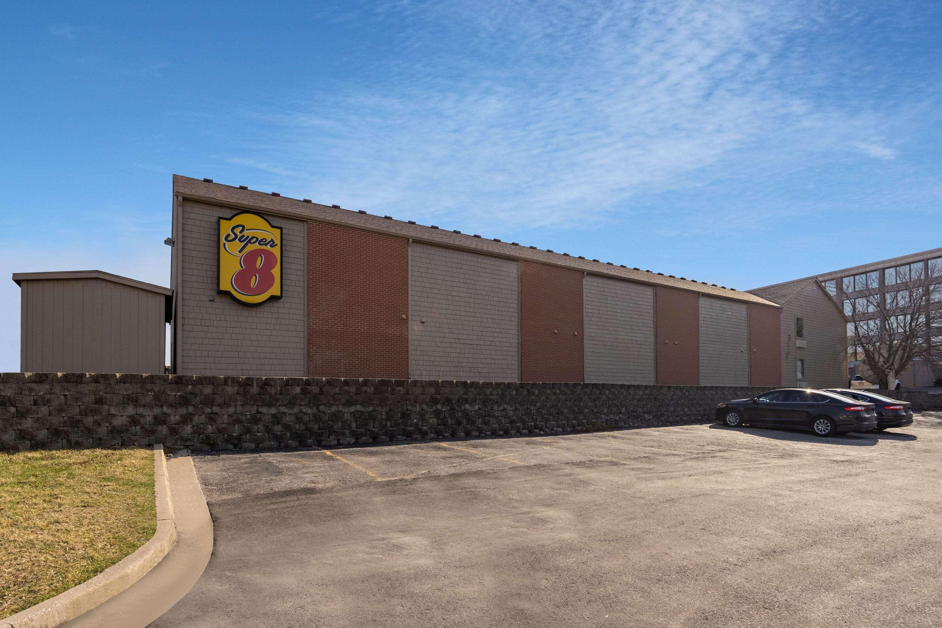 Motel Super 8 By Wyndham Kansas Airport North