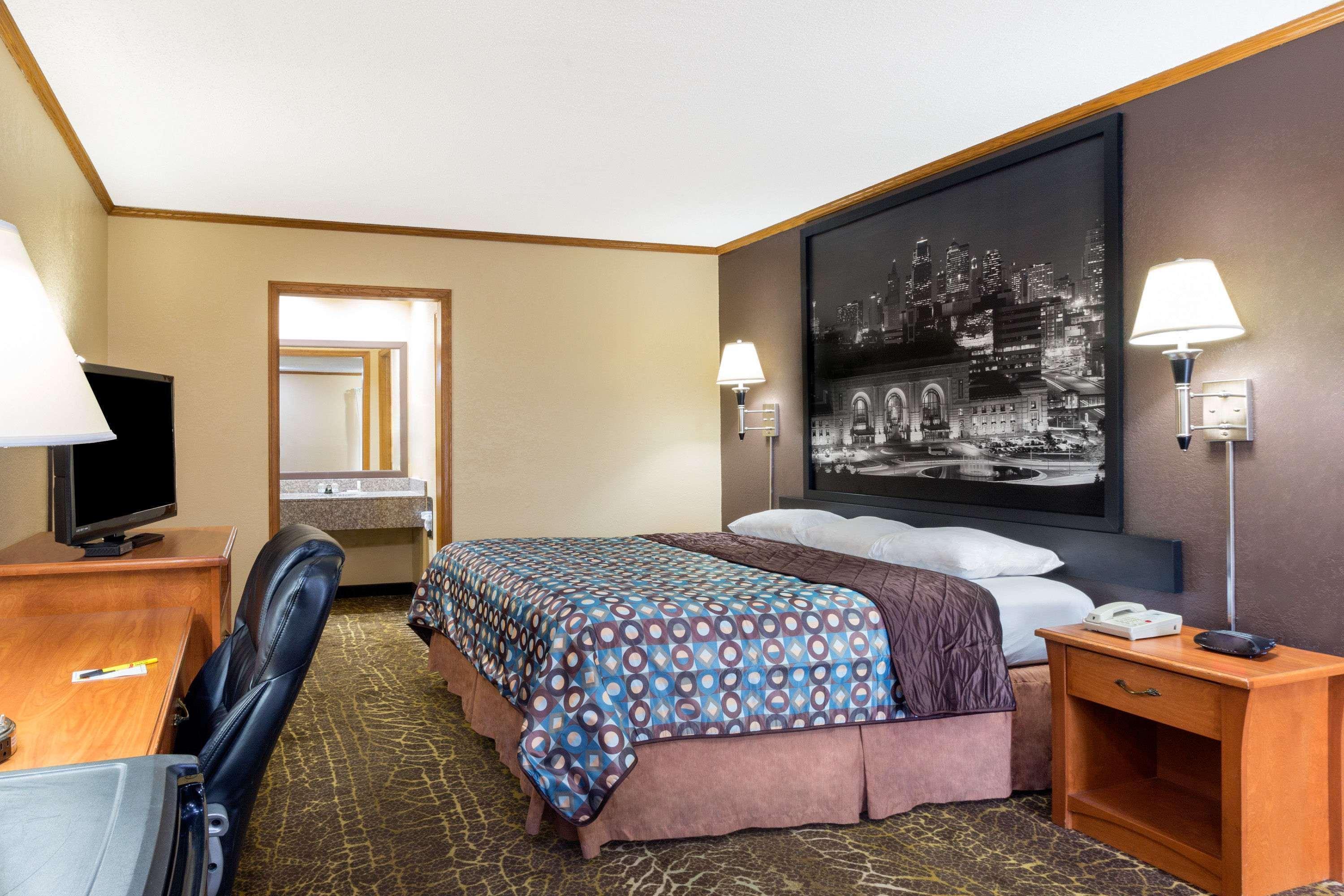 Motel Super 8 By Wyndham Kansas Airport North 2*