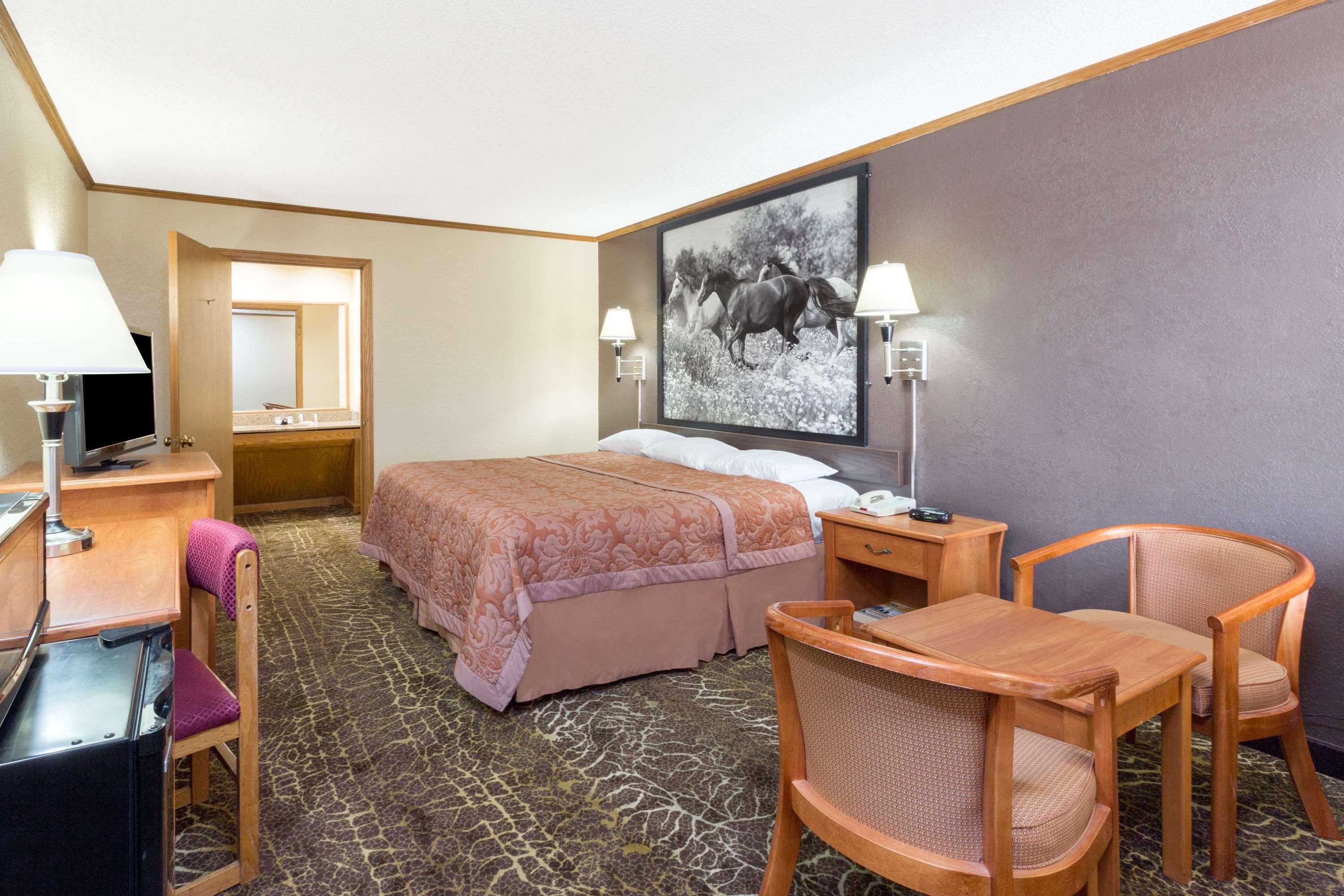 Super 8 By Wyndham Kansas Airport North Motel