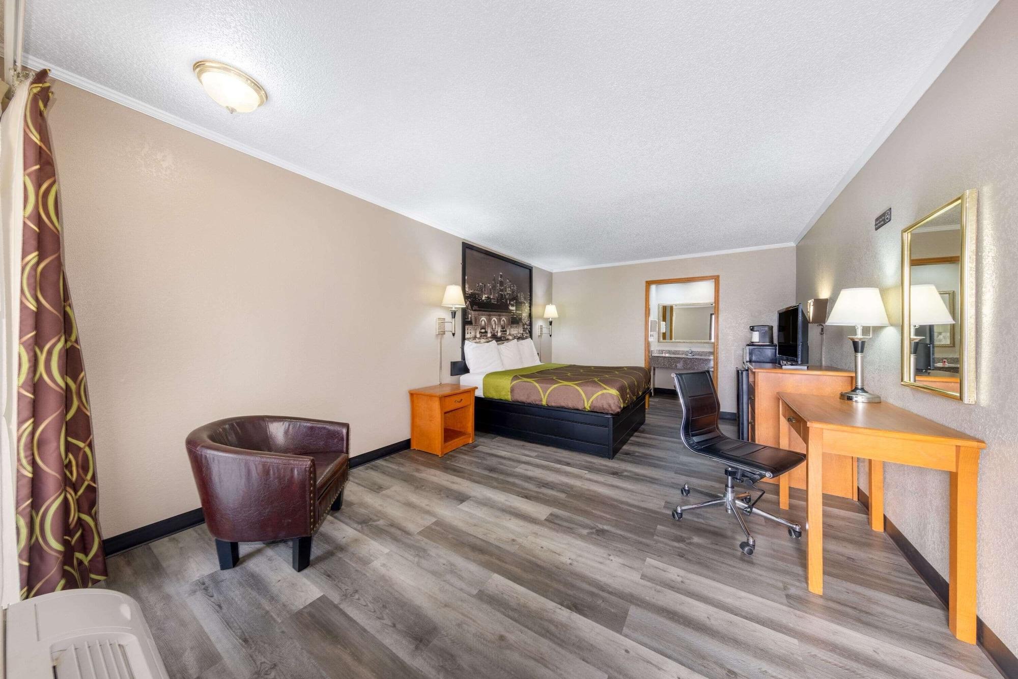 Super 8 By Wyndham Kansas Airport North 2*