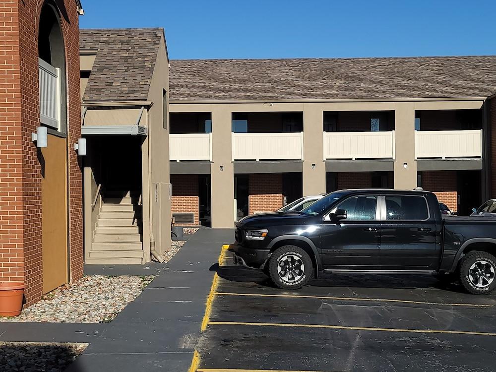 Motel Super 8 By Wyndham Kansas Airport North 2*