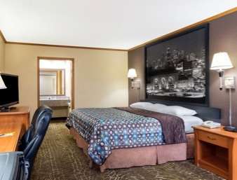 Super 8 By Wyndham Kansas Airport North Motel