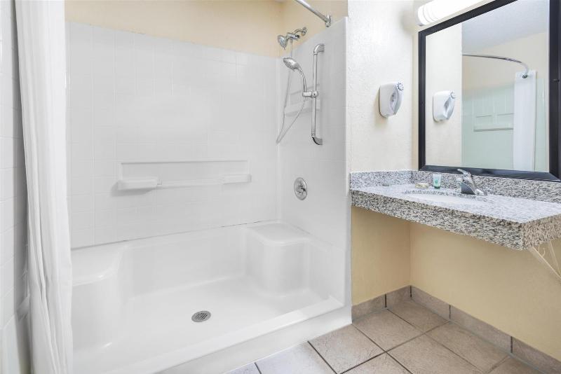Super 8 By Wyndham Kansas Airport North Motel 2*