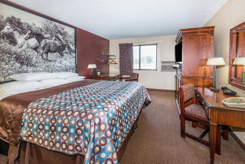 Motel Super 8 By Wyndham Kansas Airport North 2*