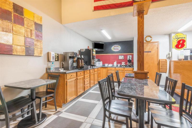 Super 8 By Wyndham Kansas Airport North Motel 2*