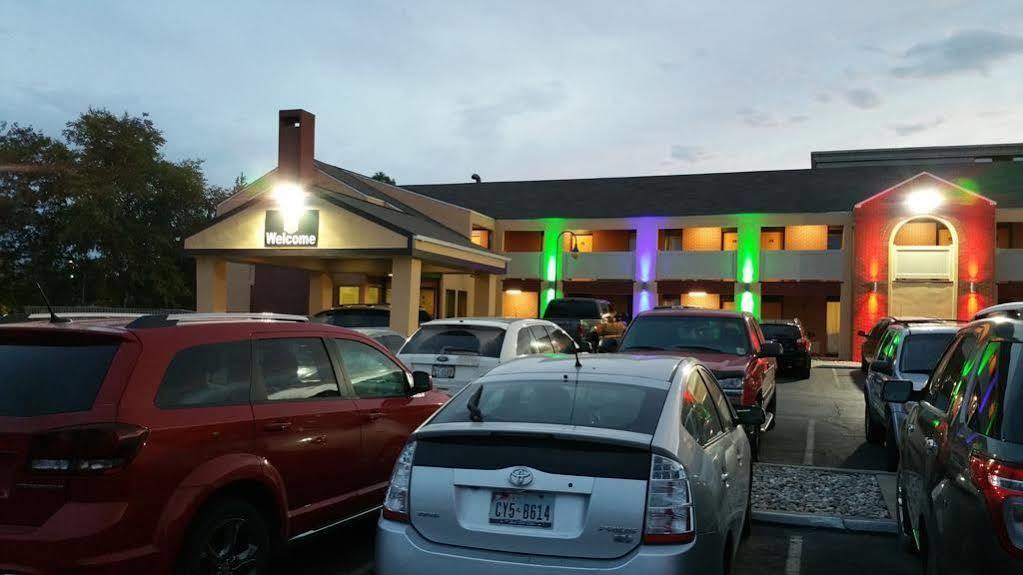 Super 8 By Wyndham Kansas Airport North Motel